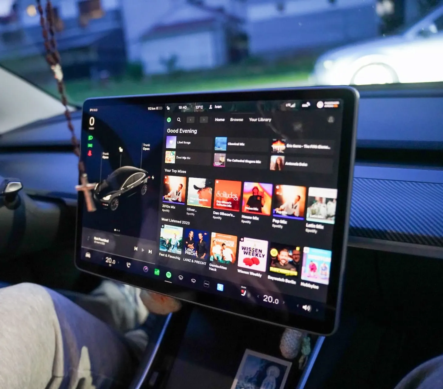 In-car infotainment UI with rich music metadata